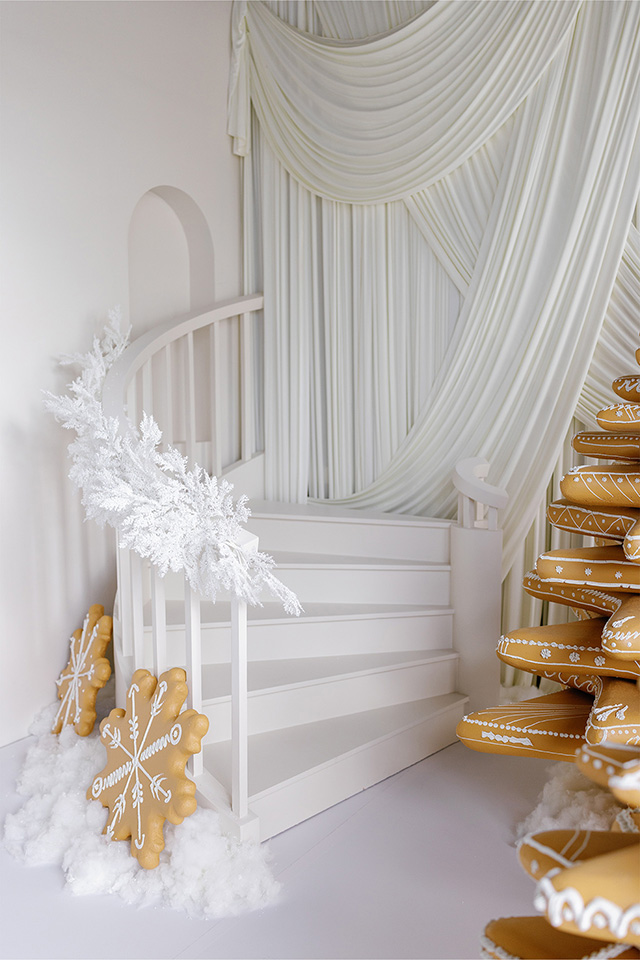 Holiday studio set with gold tree for Fort Lauderdale Holiday Mini Sessions – Soultuary The Studio